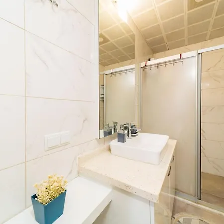 Luminous Flat 15 Min To Hadrian Gates *