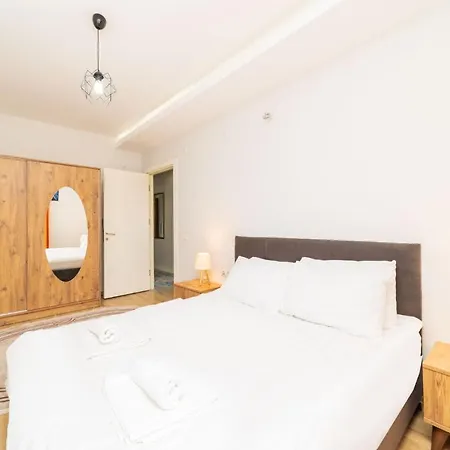 Luminous Flat 15 Min To Hadrian Gates